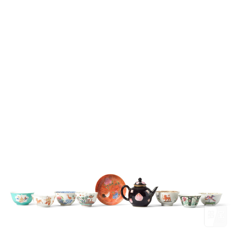 清康熙至乾隆 茶盌七件、仿木紋錦鷄盤一件及墨地茶壺一件 | A GROUP OF SEVEN TEA BOWLS, A FAUX-BOIS 'COCKEREL' SAUCER AND A BLACK GROUND TEAPOT AND COVER